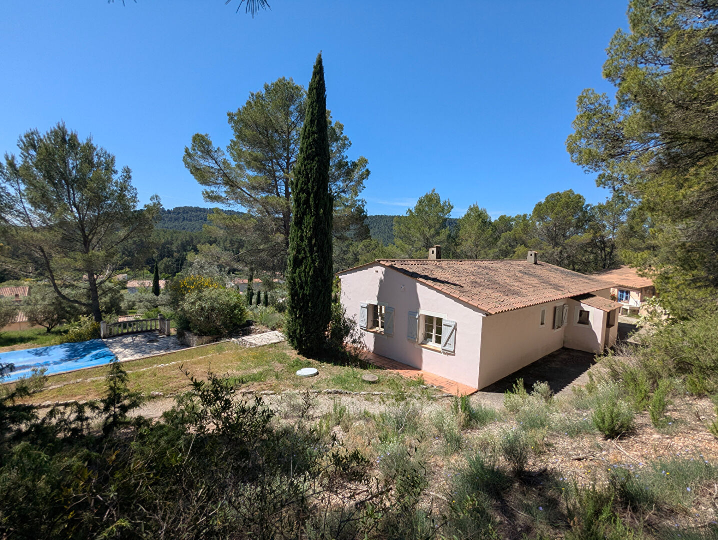 SALERNES,  maison provençale de plain pied, 135 m² avec piscine, 2 garages et vue dégagée