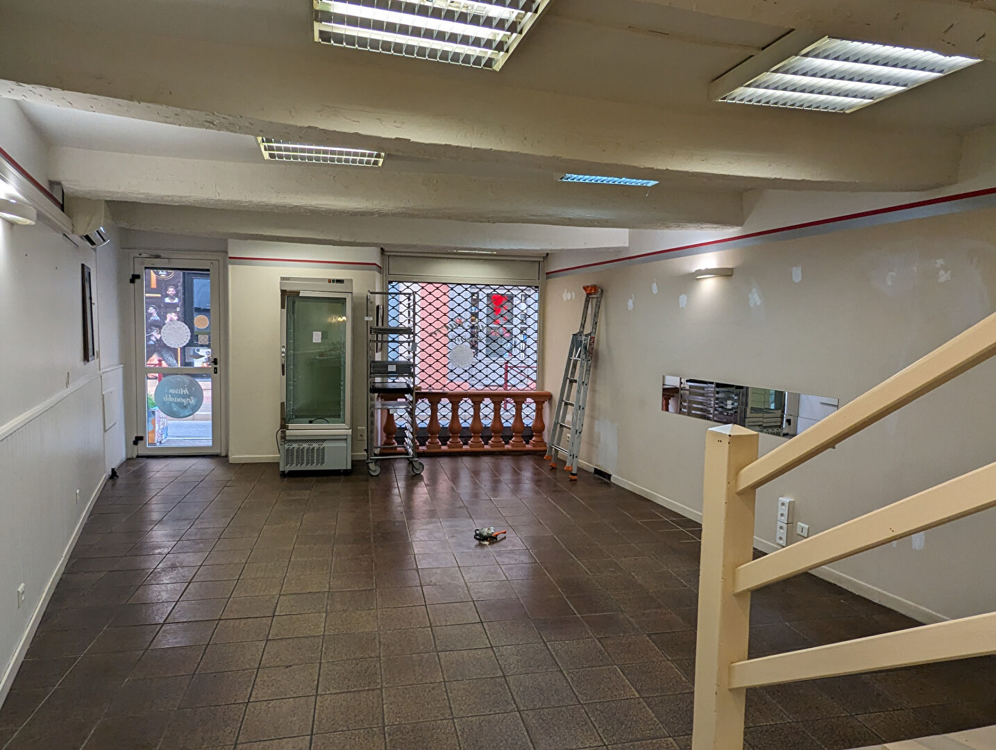 SALERNES, local commercial 125 m² sur 2 niveaux, bon emplacement