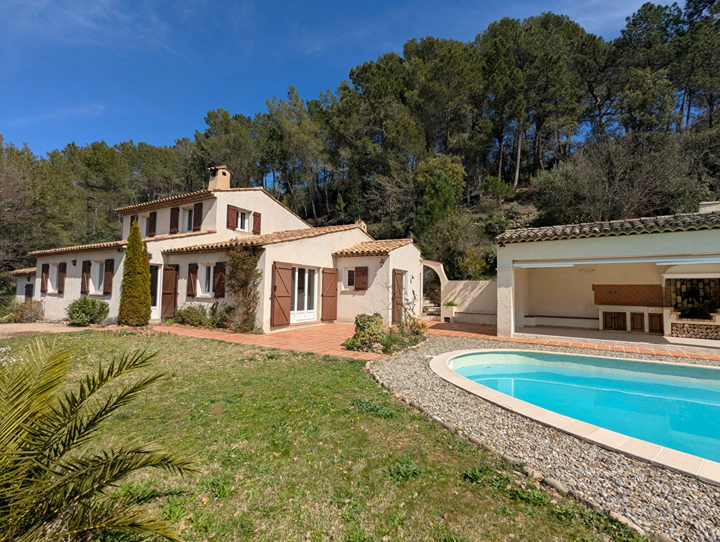 SALERNES maison avec dépendances en surplomb du village, garage et piscine