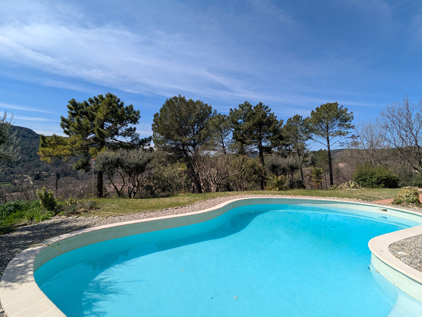 Photo SALERNES maison avec dépendances en surplomb du village, garage et piscine image 2/6