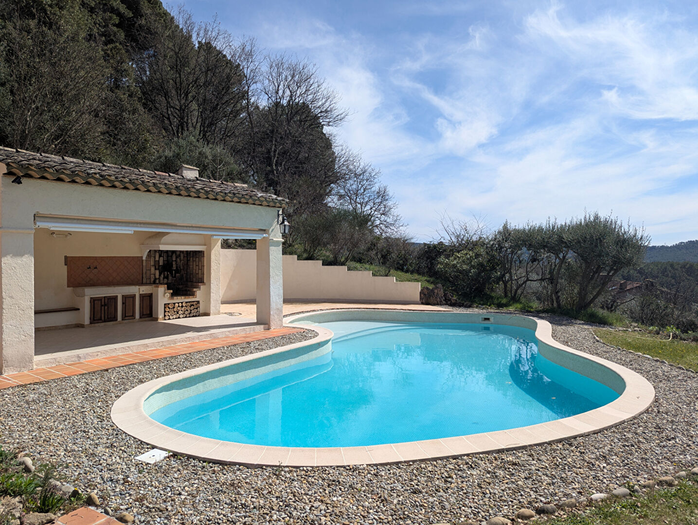 Photo SALERNES maison avec dépendances en surplomb du village, garage et piscine image 4/6