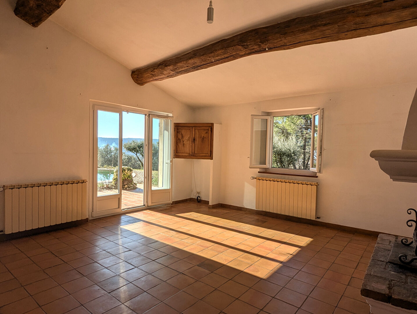 Photo SALERNES maison avec dépendances en surplomb du village, garage et piscine image 6/6