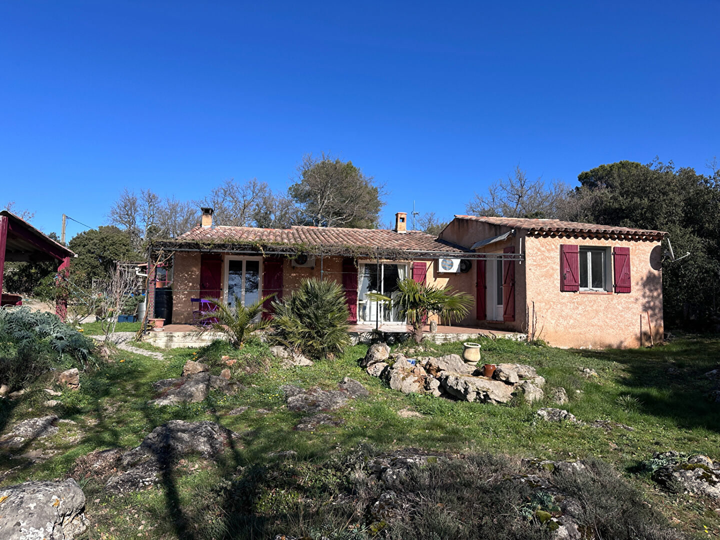 REGUSSE, Charmante maison avec vue panaromique.