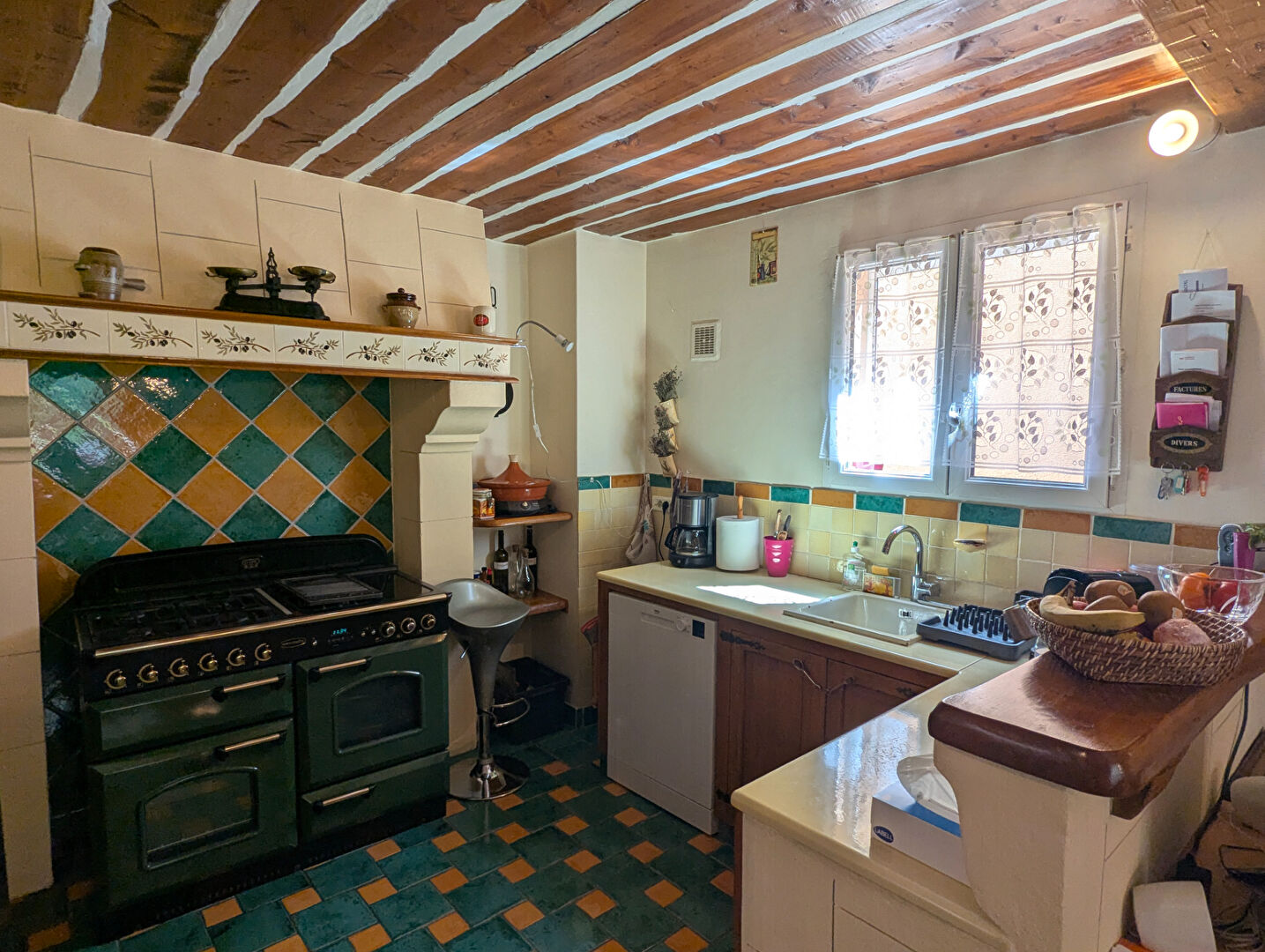 SALERNES, charmant appartement 3 pièces, véranda et 2 places de parking