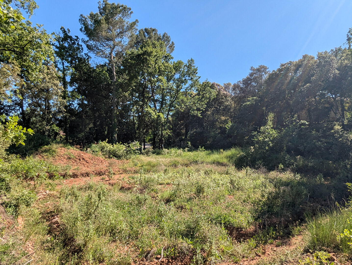 SILLANS LA CASCADE, terrain viabilisé de 1.800 m² au calme