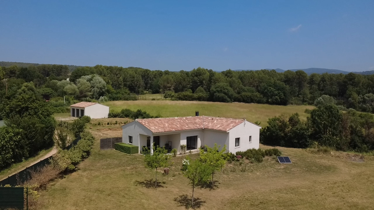 SALERNES villa de plain-pied, 130 m², triple garage, terrain de 6.245 m² au calme