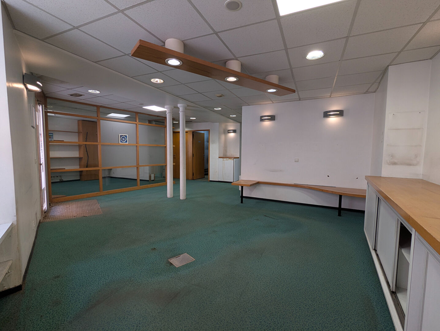 SALERNES, local commercial de 122 m² avec cave, proche parking