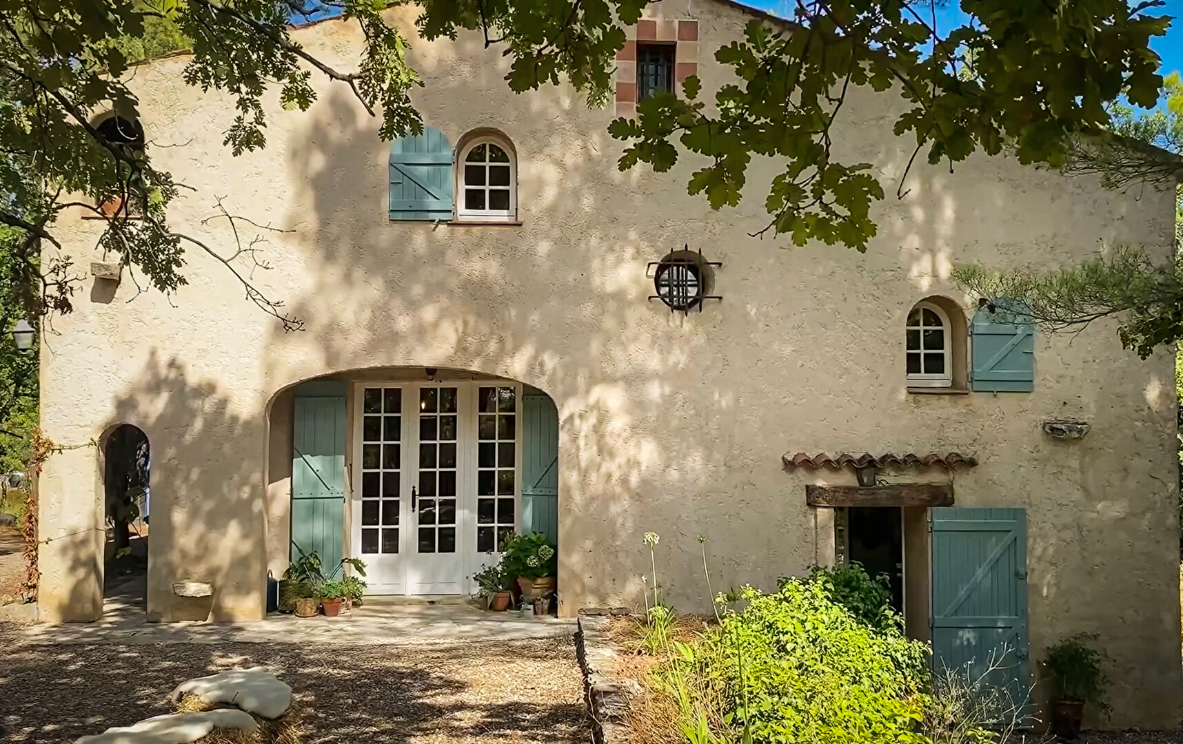 TOUTOUR ancienne bergerie rénovée sur 1,9 hectares de terrain.