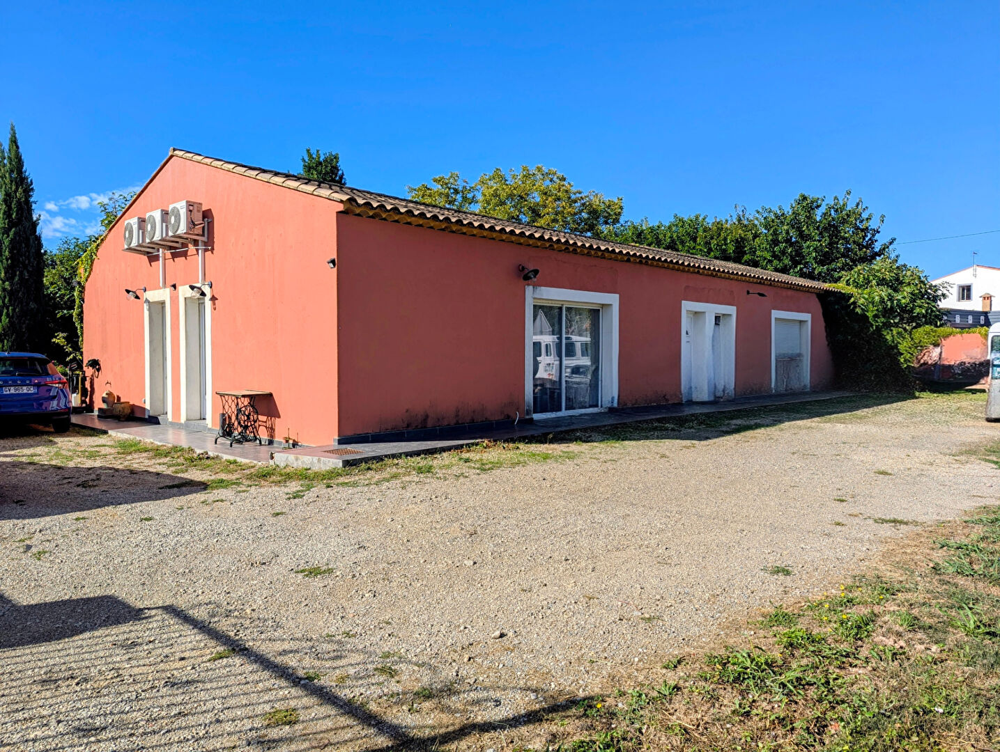 SALERNES local commercial avec logement de fonction, terrain de 1.310 m²