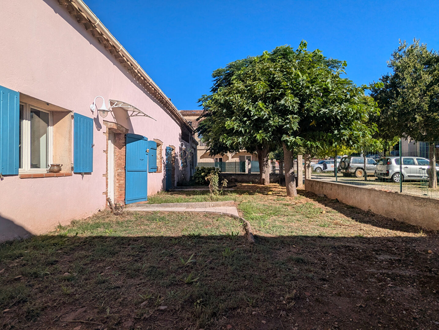 SALERNES appartement en rez-de-jardin, 2 places de parking