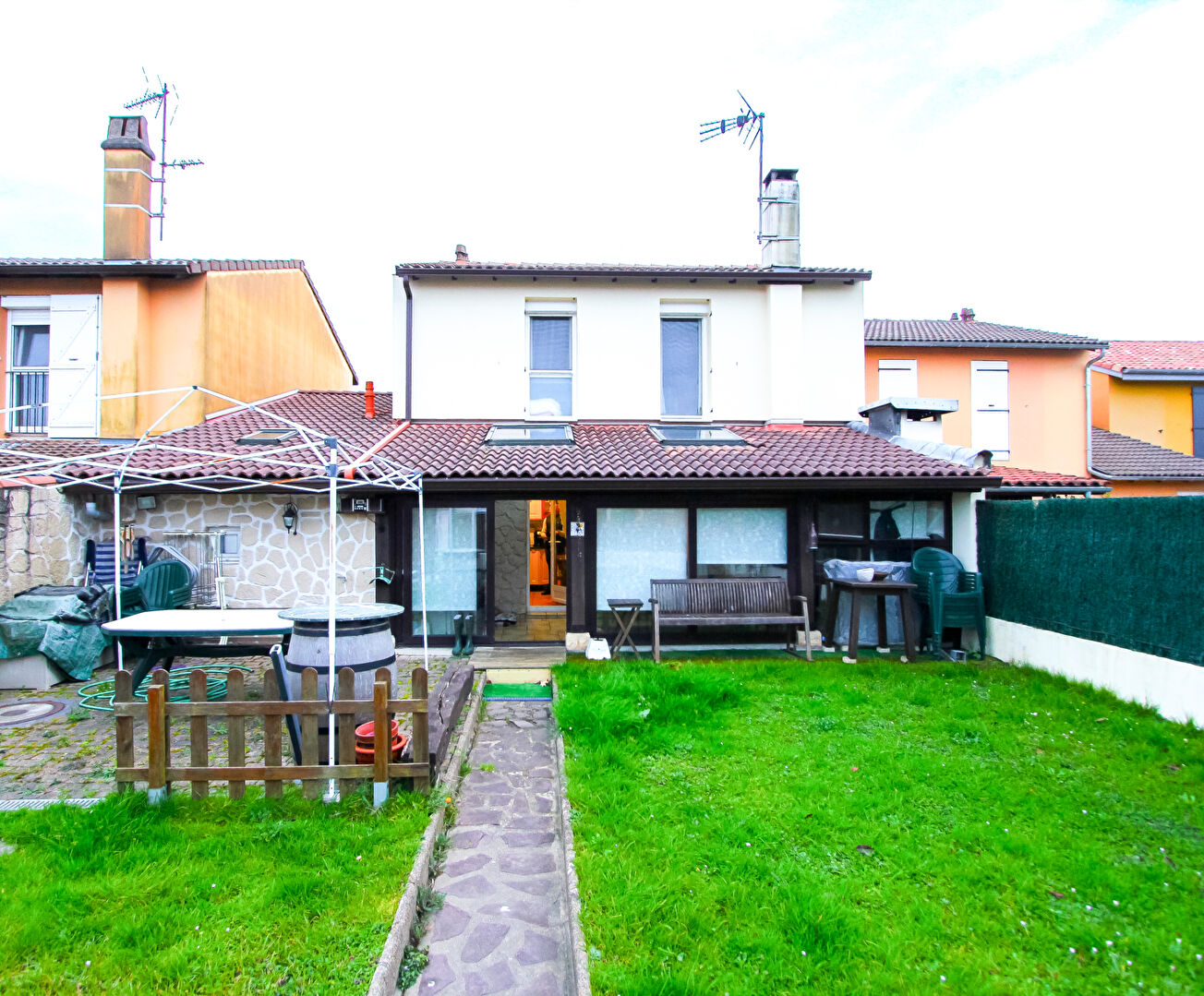 HENDAYE SUD - JOLIE MAISON MITOYENNE EN DUPLEX -  TERRASSE ? JARDIN ? VERANDA