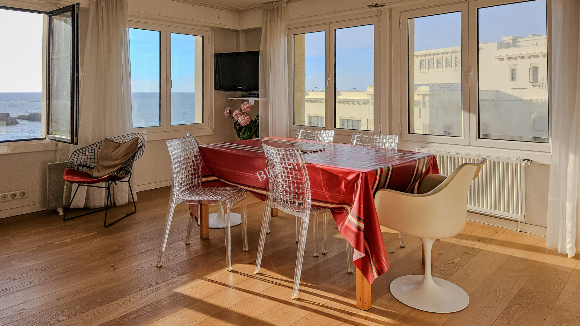Photo BIARRITZ   HYPER CENTRE ? GRANDE PLAGE  APPARTEMENT LUMINEUX A RAFRAICHIR VUE EXCEPTIONNELLE image 3/6