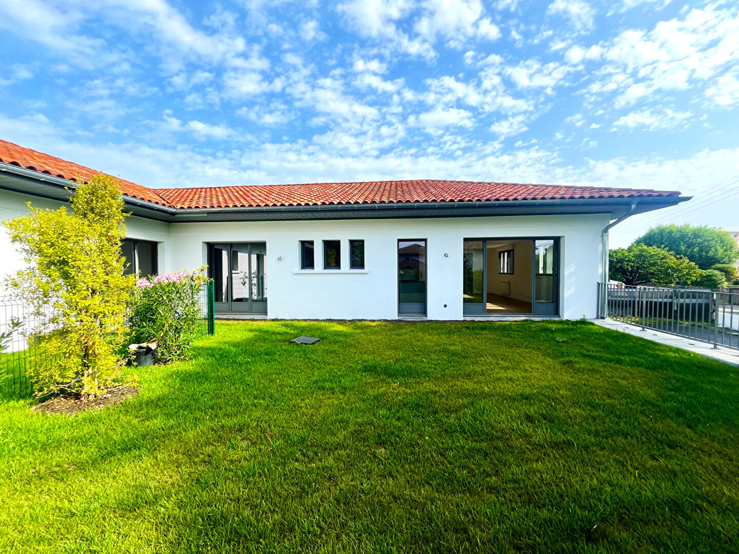 ANGLET - CENTRE - LES FLEURISTES APPARTEMENT 4 PIECES ENTIEREMENT RÉNOVÉ  JARDIN ? PARKING ? DOUBLE GARAGE - ANNEXES