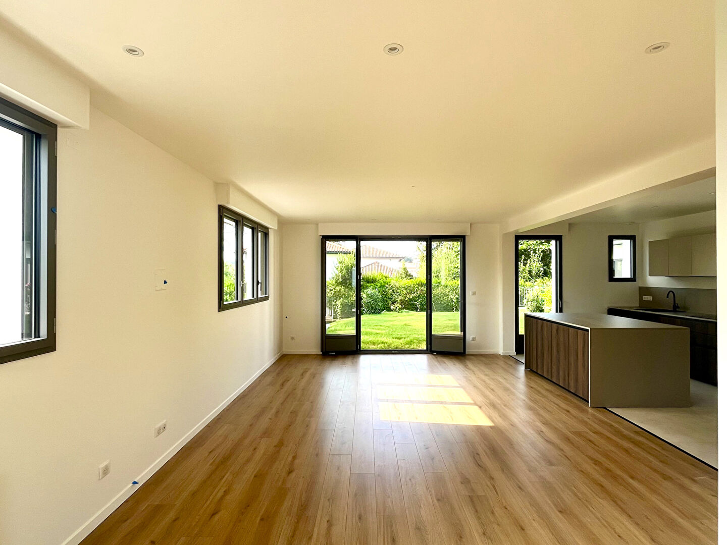 Photo ANGLET - CENTRE - LES FLEURISTES APPARTEMENT 4 PIECES ENTIEREMENT RÉNOVÉ  JARDIN ? PARKING ? DOUBLE GARAGE - ANNEXES image 4/6