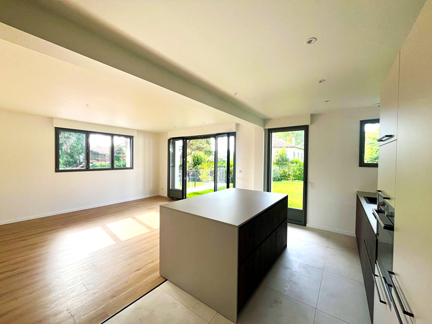 Photo ANGLET - CENTRE - LES FLEURISTES APPARTEMENT 4 PIECES ENTIEREMENT RÉNOVÉ  JARDIN ? PARKING ? DOUBLE GARAGE - ANNEXES image 5/6