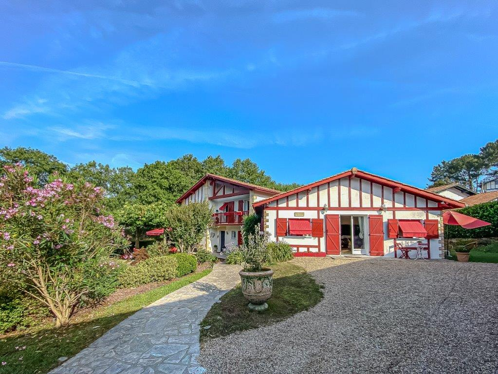 Photo ARCANGUES - BIARRITZ  GRANDE ET MAGNIFIQUE PROPRIETE DE CHARME - JARDIN - PISCINE image 5/6