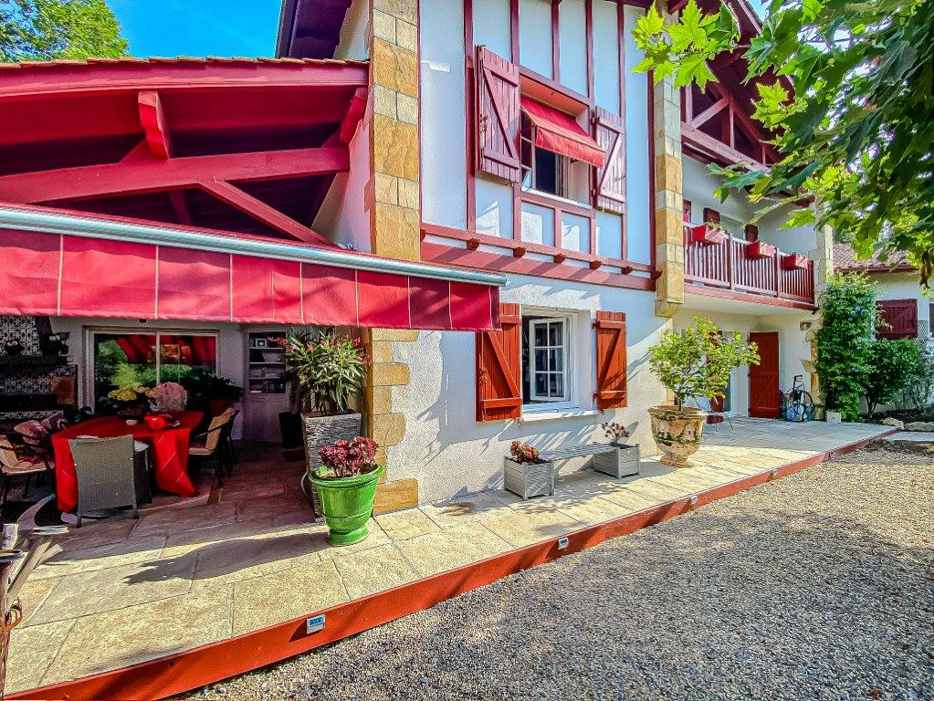 Photo ARCANGUES - BIARRITZ  GRANDE ET MAGNIFIQUE PROPRIETE DE CHARME - JARDIN - PISCINE image 6/6