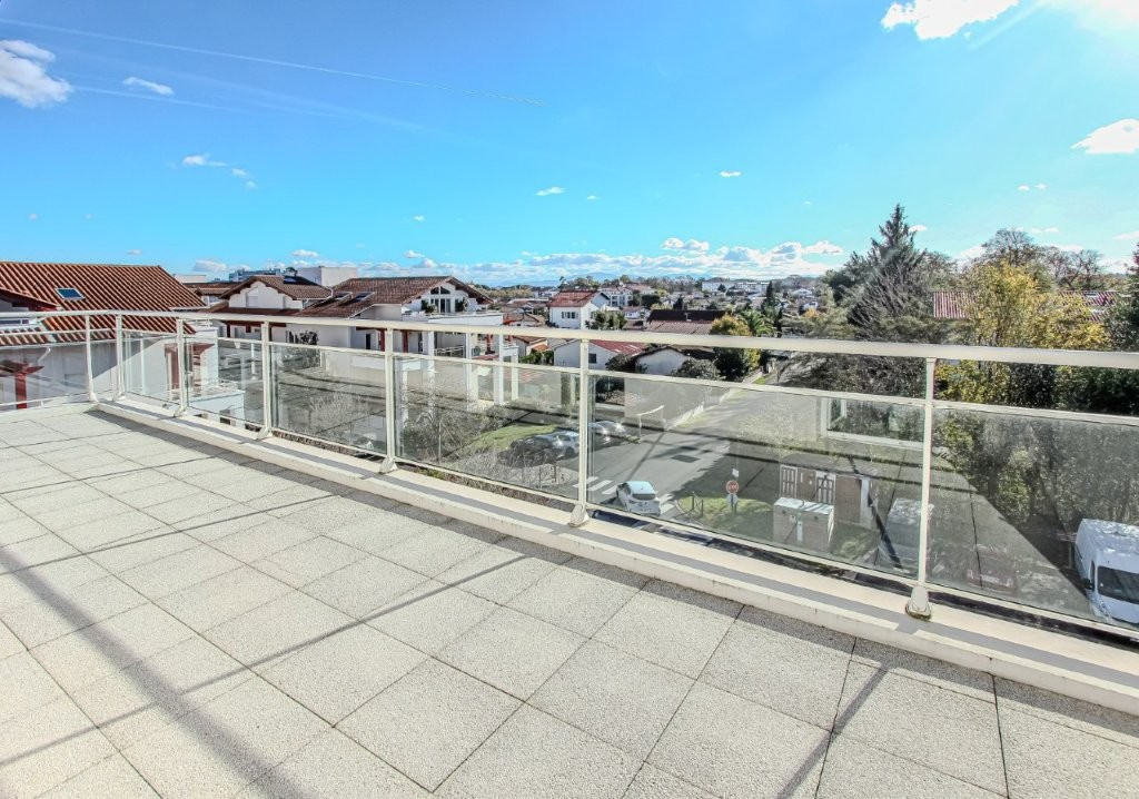 ANGLET -PROCHE CINQ CANTONS APPARTEMENT T4 - DERNIER ETAGE DEUX TERRASSES - PARKING - CAVE