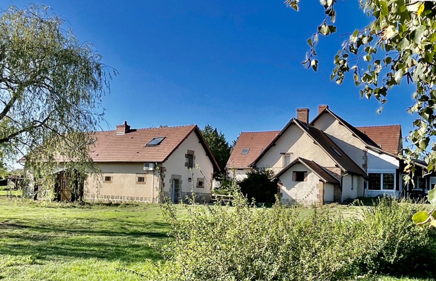 Photo Moulins _ Ancien Corps de Ferme Rénové avec Gîtes et Terrains ? Idéal Activité Touristique image 1/6