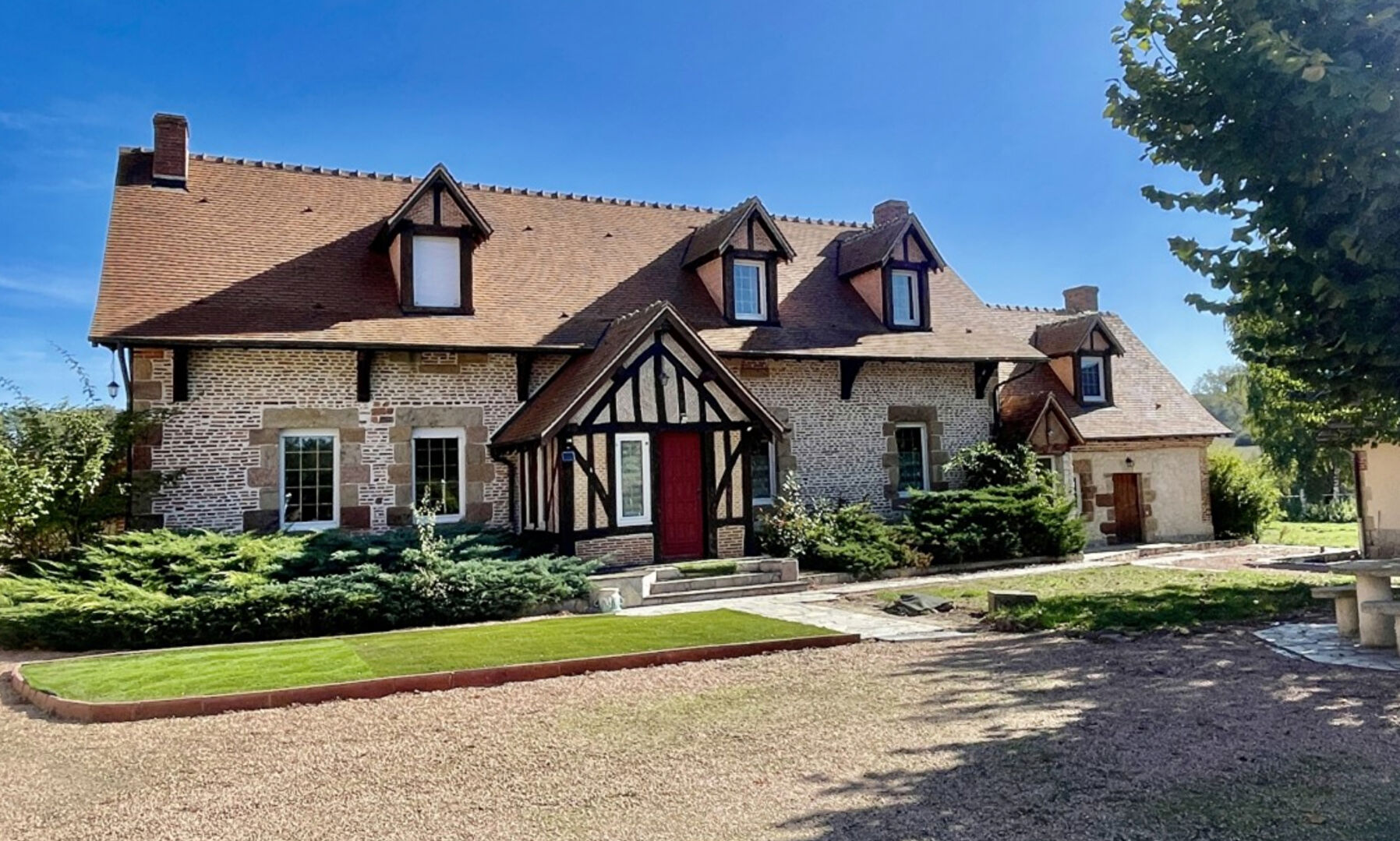 Photo Moulins _ Ancien Corps de Ferme Rénové avec Gîtes et Terrains ? Idéal Activité Touristique image 5/6