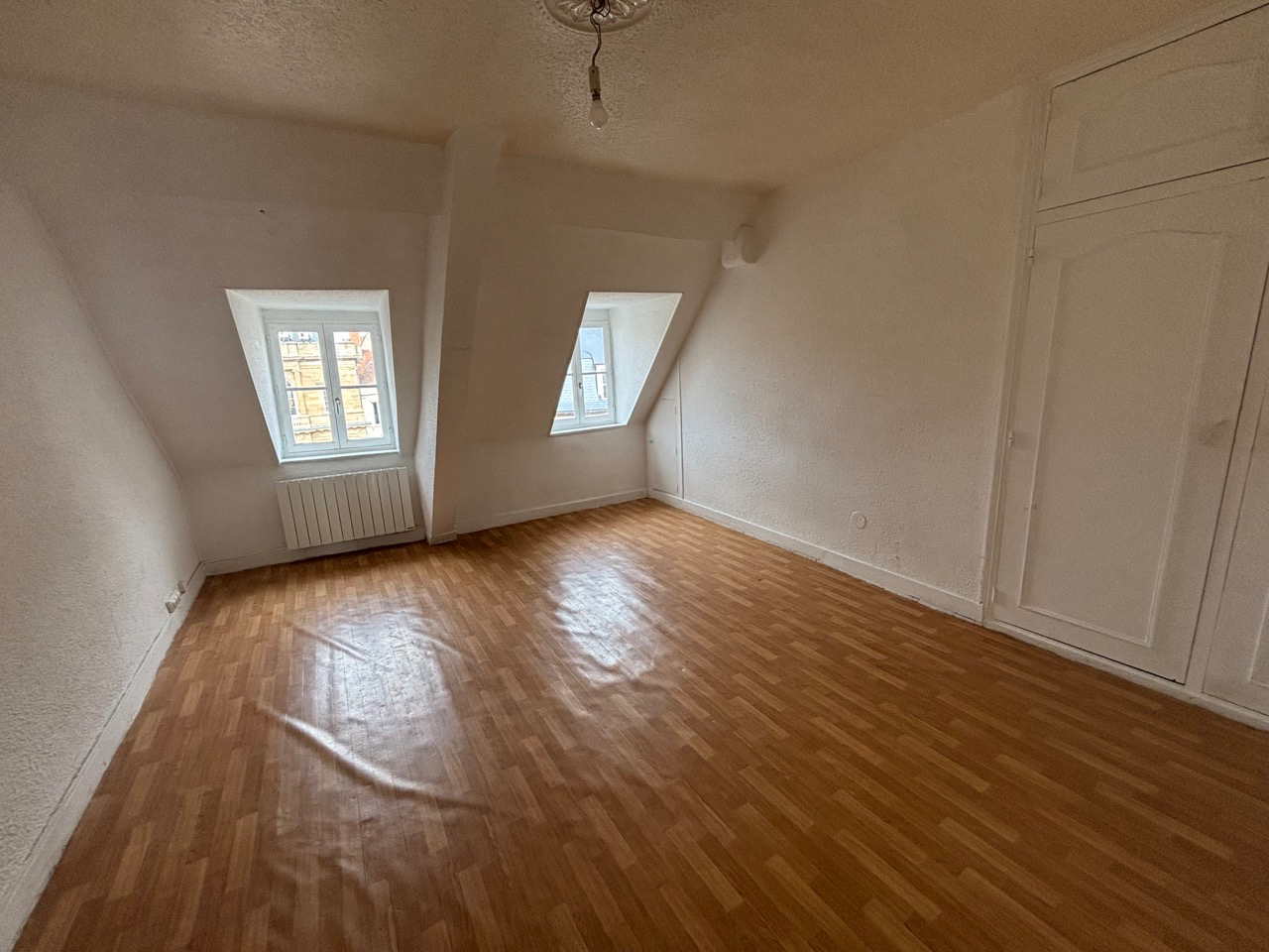 Photo Appartement 3 pièces en centre-ville, face à la mairie image 2/6