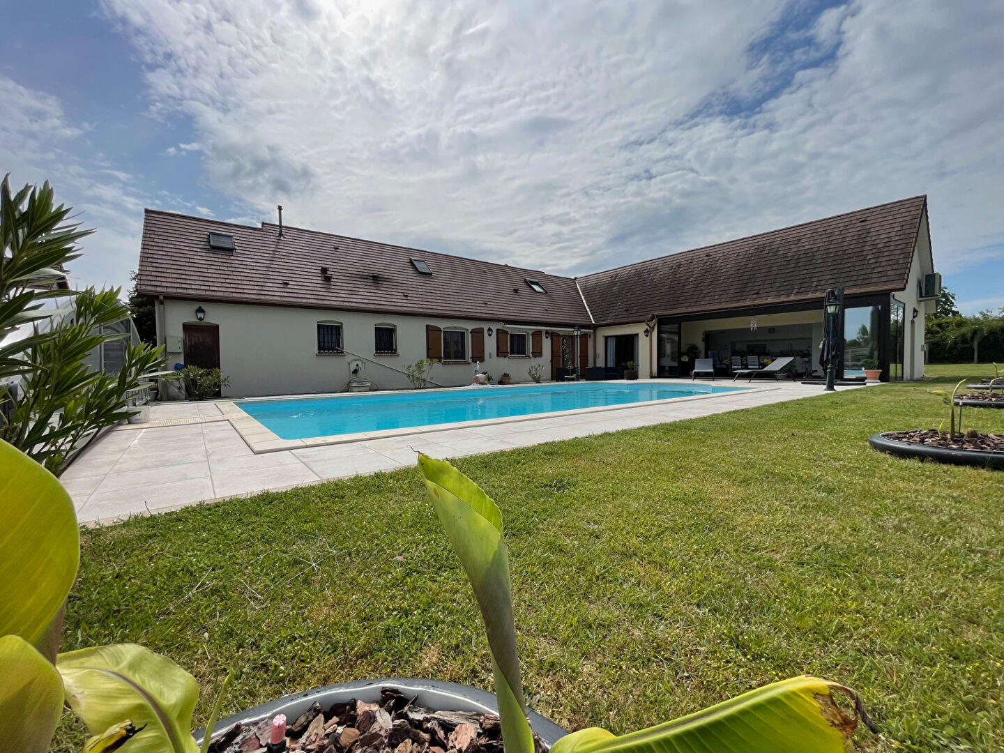 Photo Maison de 272 m2 avec piscine, garages (camping-car), terrain 4 886 m² et rivière à proximité - 25 min de Moulins (03) image 2/6