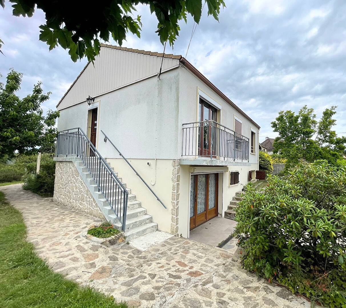 Photo À vendre Lusigny : maison 3 chambres, 2 logements possibles, terrain 552 m² et dépendances- image 1/6