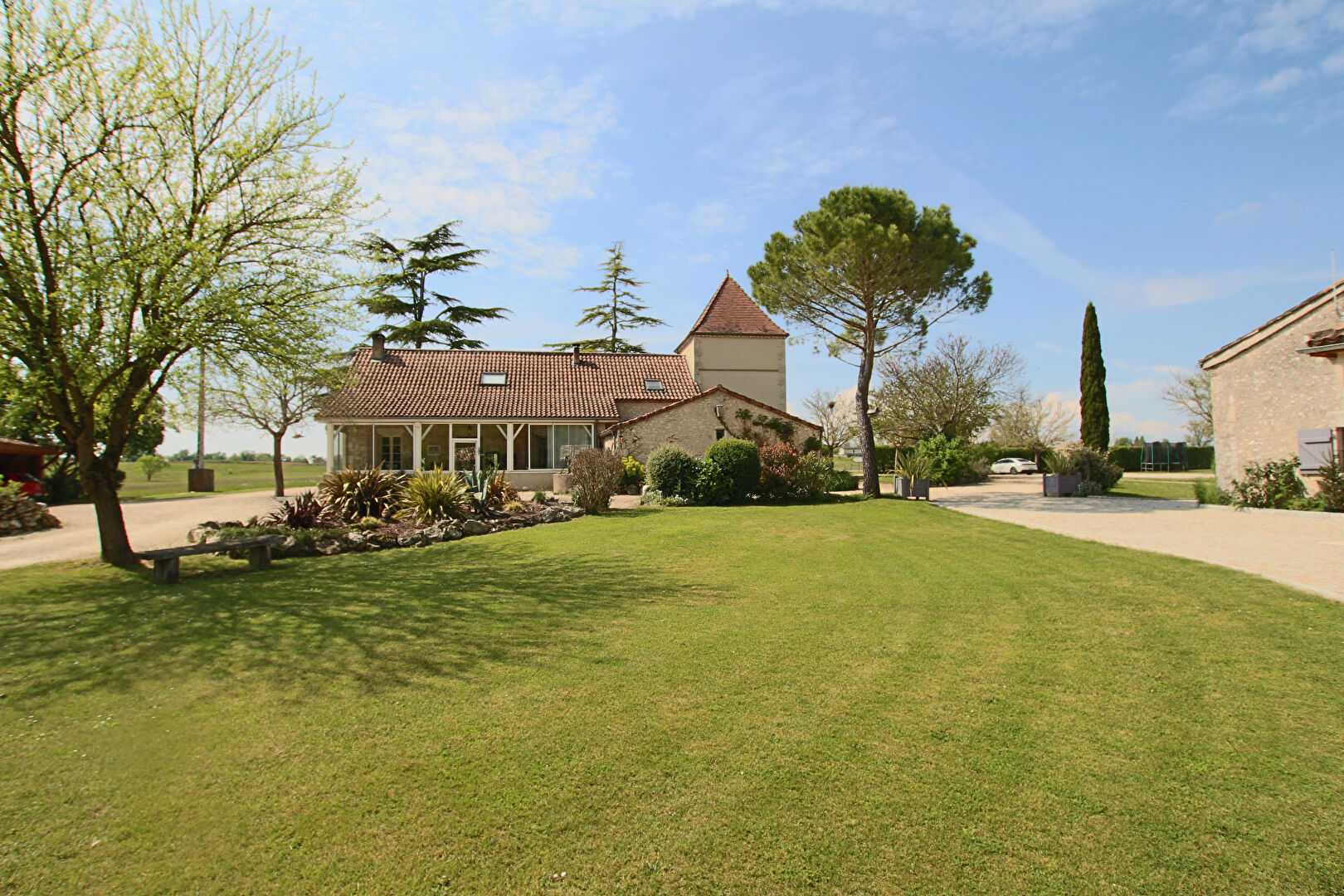 Magnifique domaine entièrement restaurée dans un des plus beaux villages en Lot Garonne