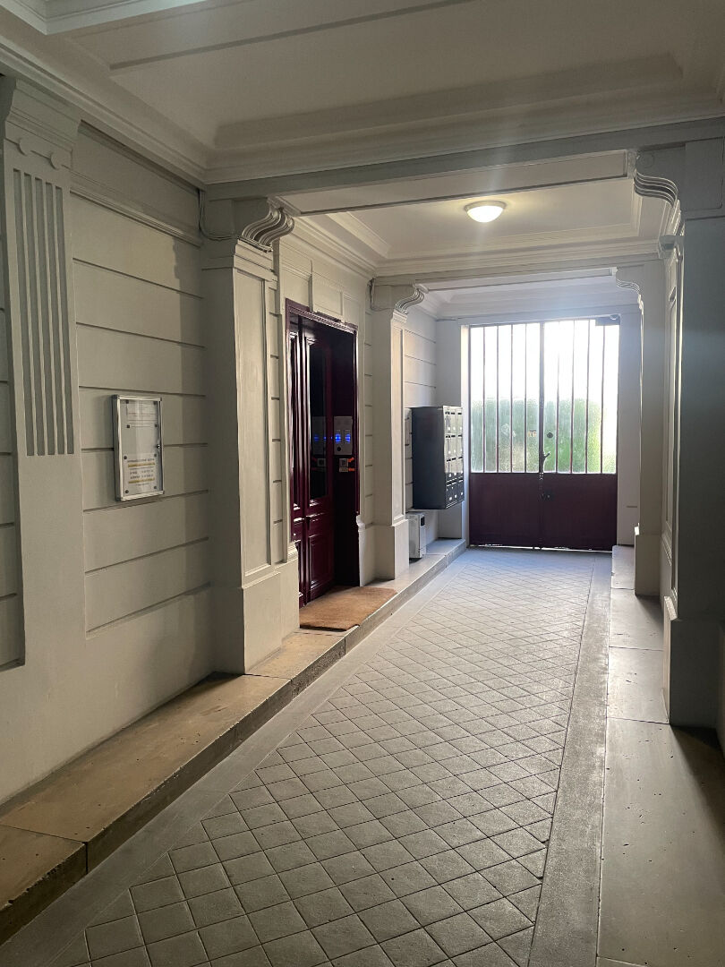 Photo VINCENNES - AU PIED DU MÉTRO image 2/6