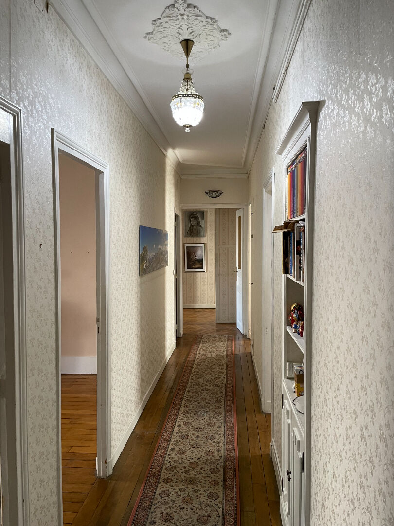 Photo VINCENNES - AU PIED DU MÉTRO image 3/6