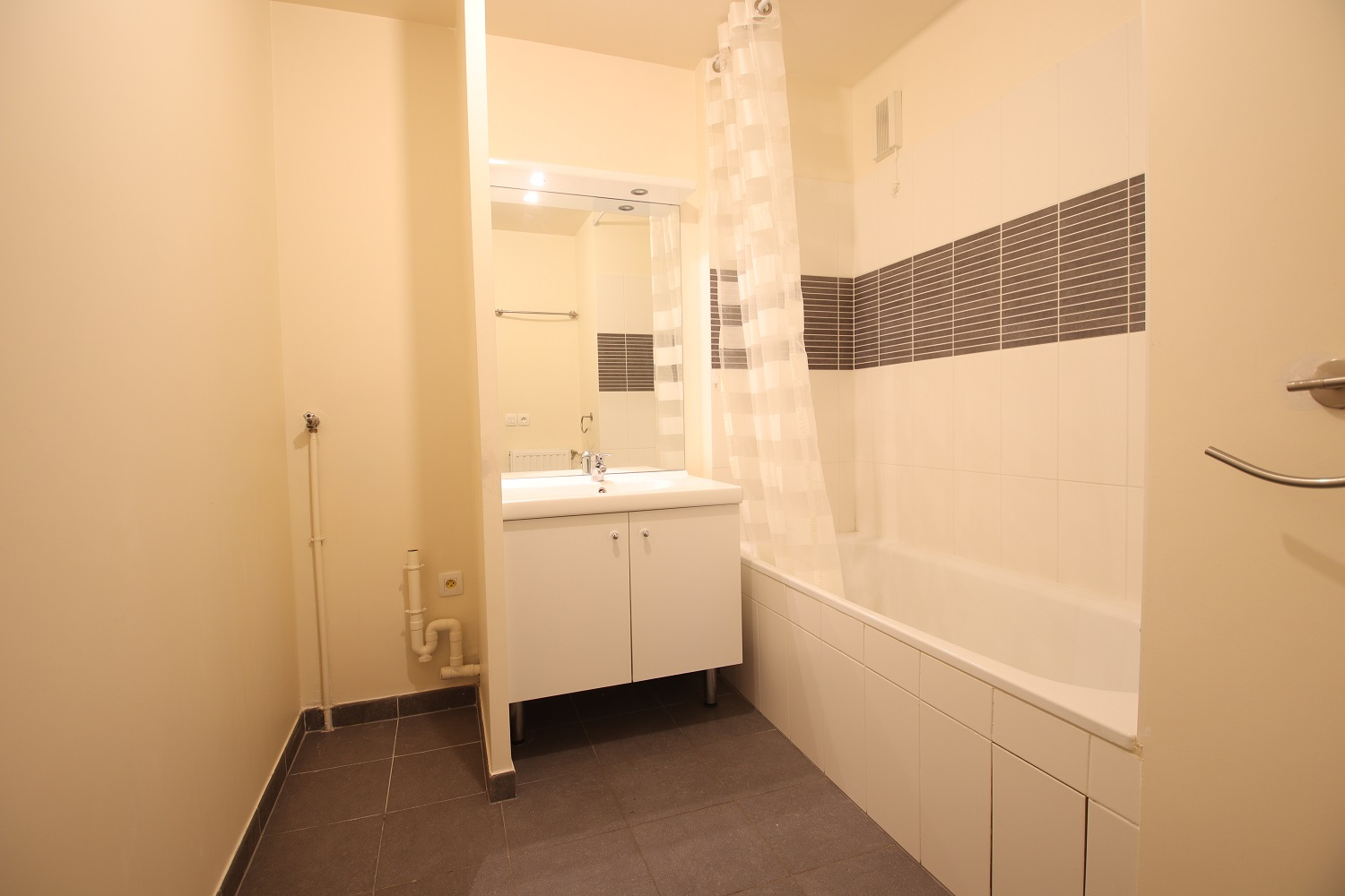 Photo GIF SUR YVETTE (Chevry centre) Appartement (2014) F3 avec ascenseur image 6/6