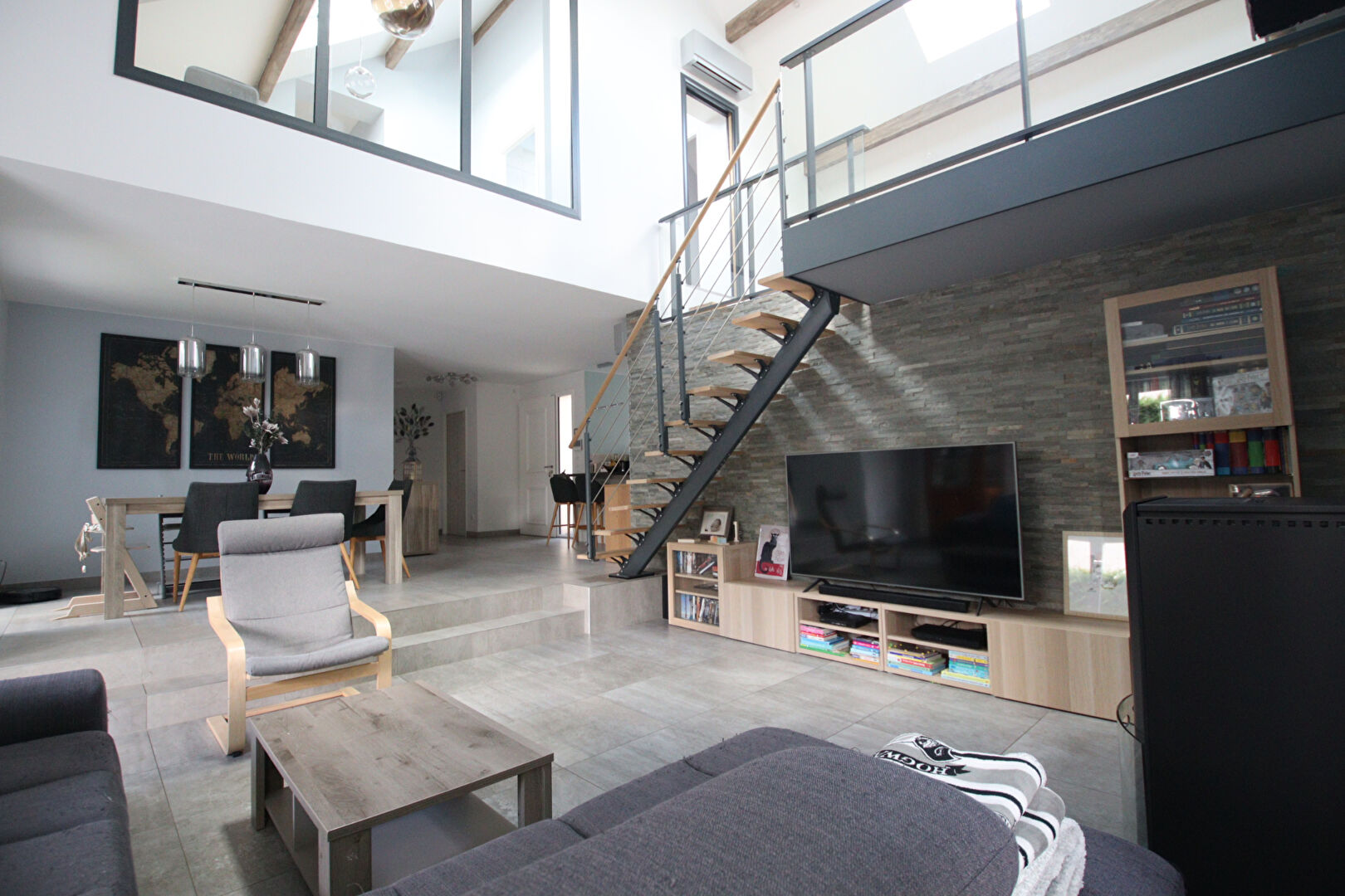 Photo GIF SUR YVETTE (Chevry) Maison de  8/9 pièces. image 2/6