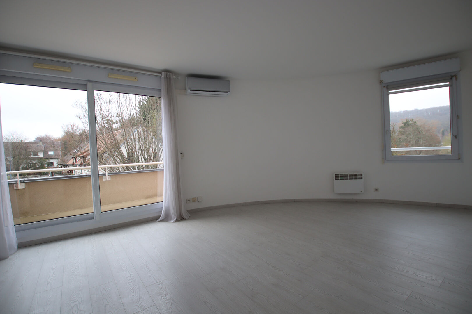 Photo Gif sur Yvette (Courcelles) Appartement  F2 au 1er étage image 1/5