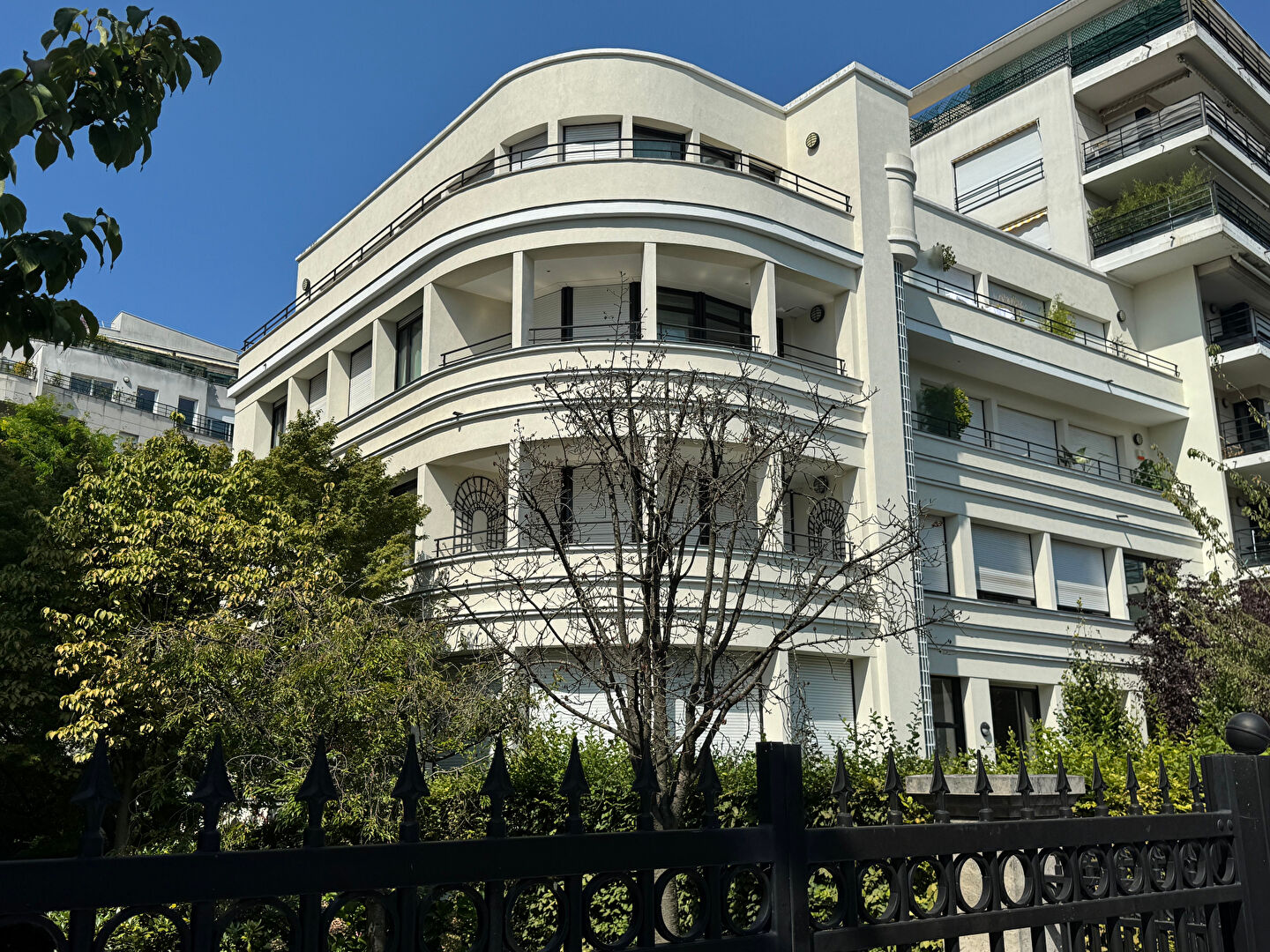 Bel Immeuble ART-DECO, constitué de 7 appartements