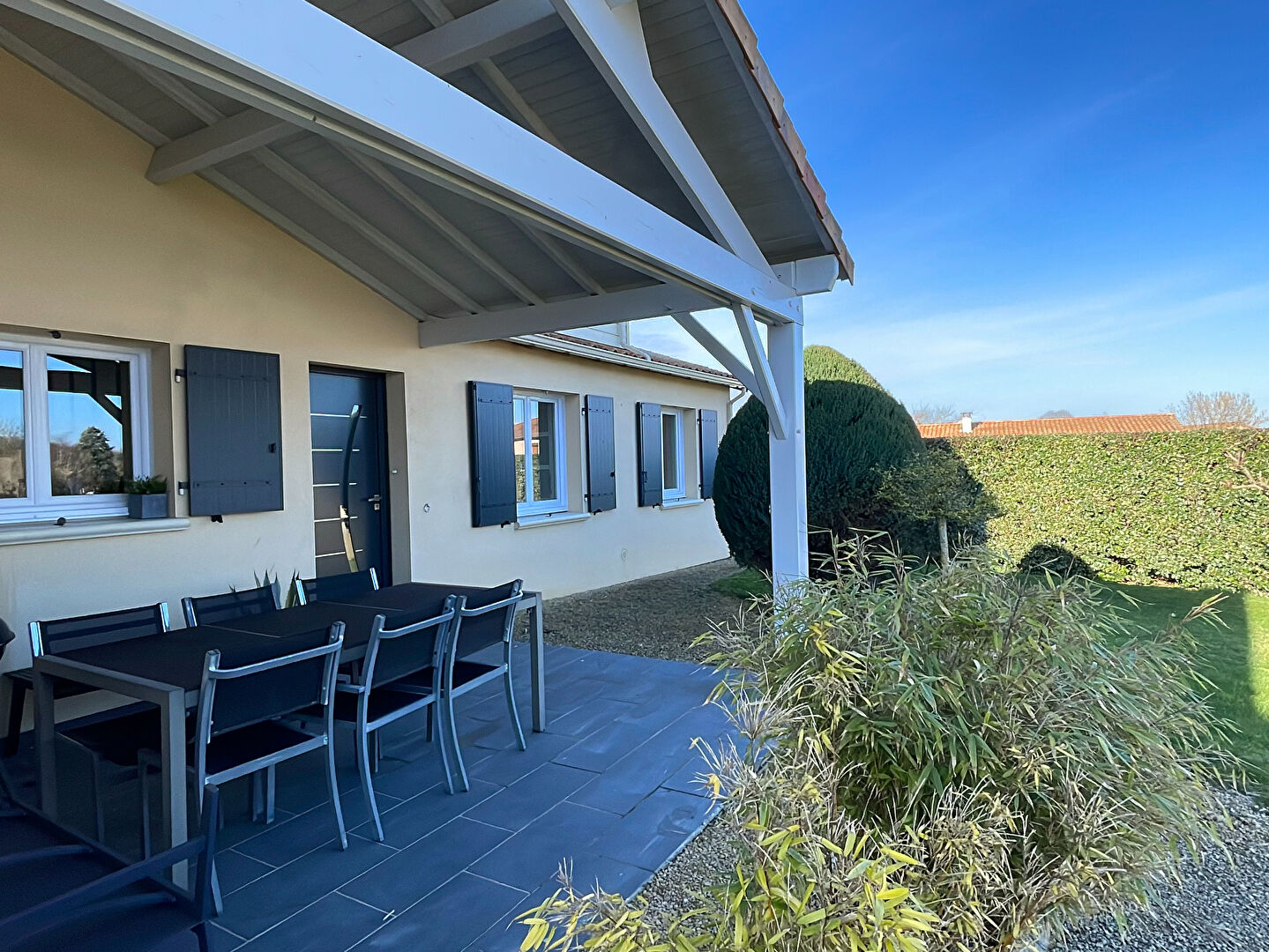 Photo ROCHES PREMARIE ANDILLE : L'ÉLÉGANTE image 3/6