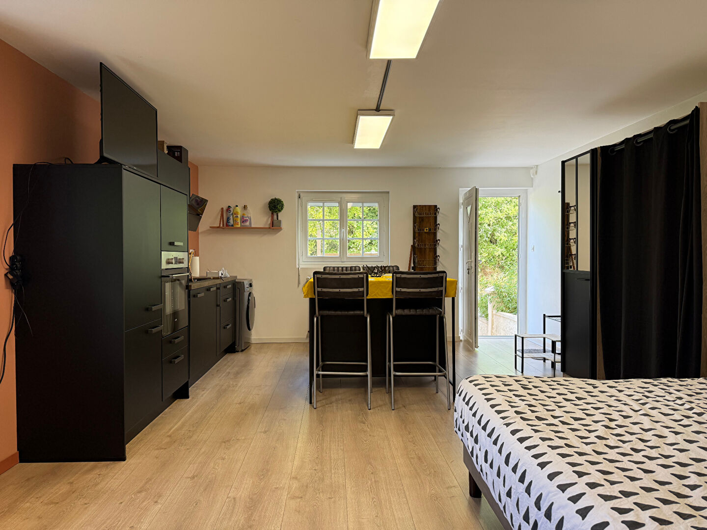 GRAND STUDIO MEUBLÉ-SAINT BENOIT