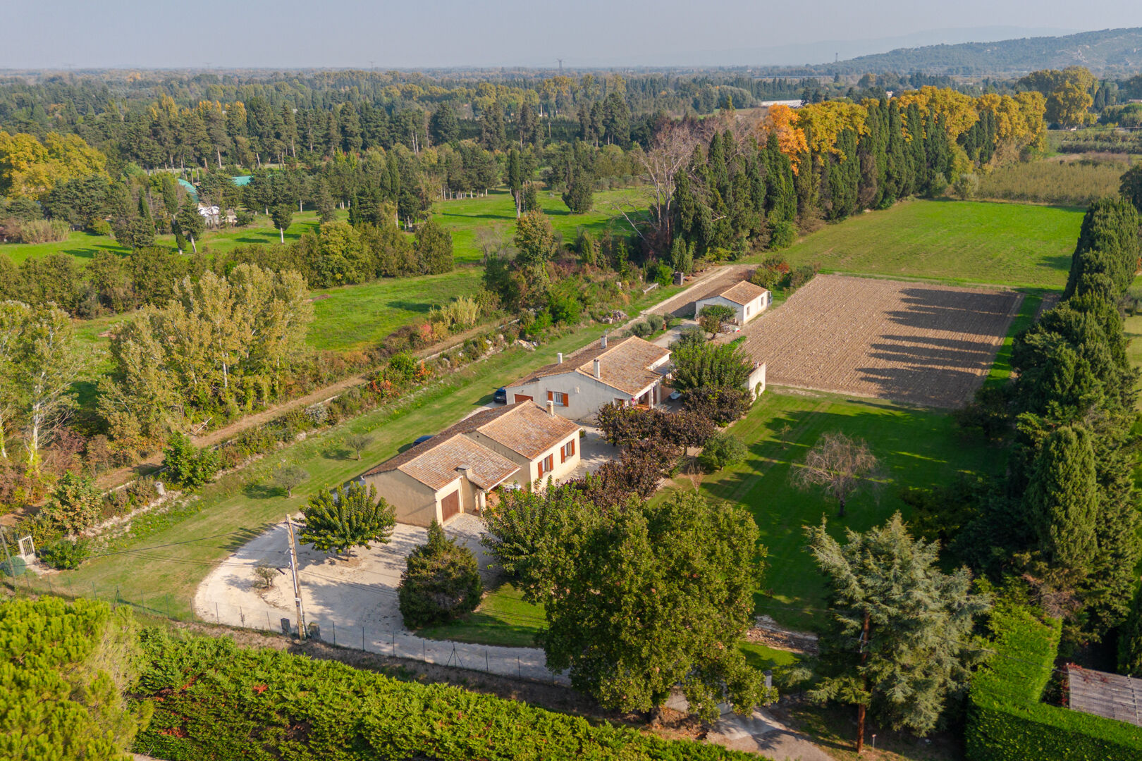 NOUVEAU ! Plan d'Orgon Belle propriété de 2 maisons sur 8500m² de terrain