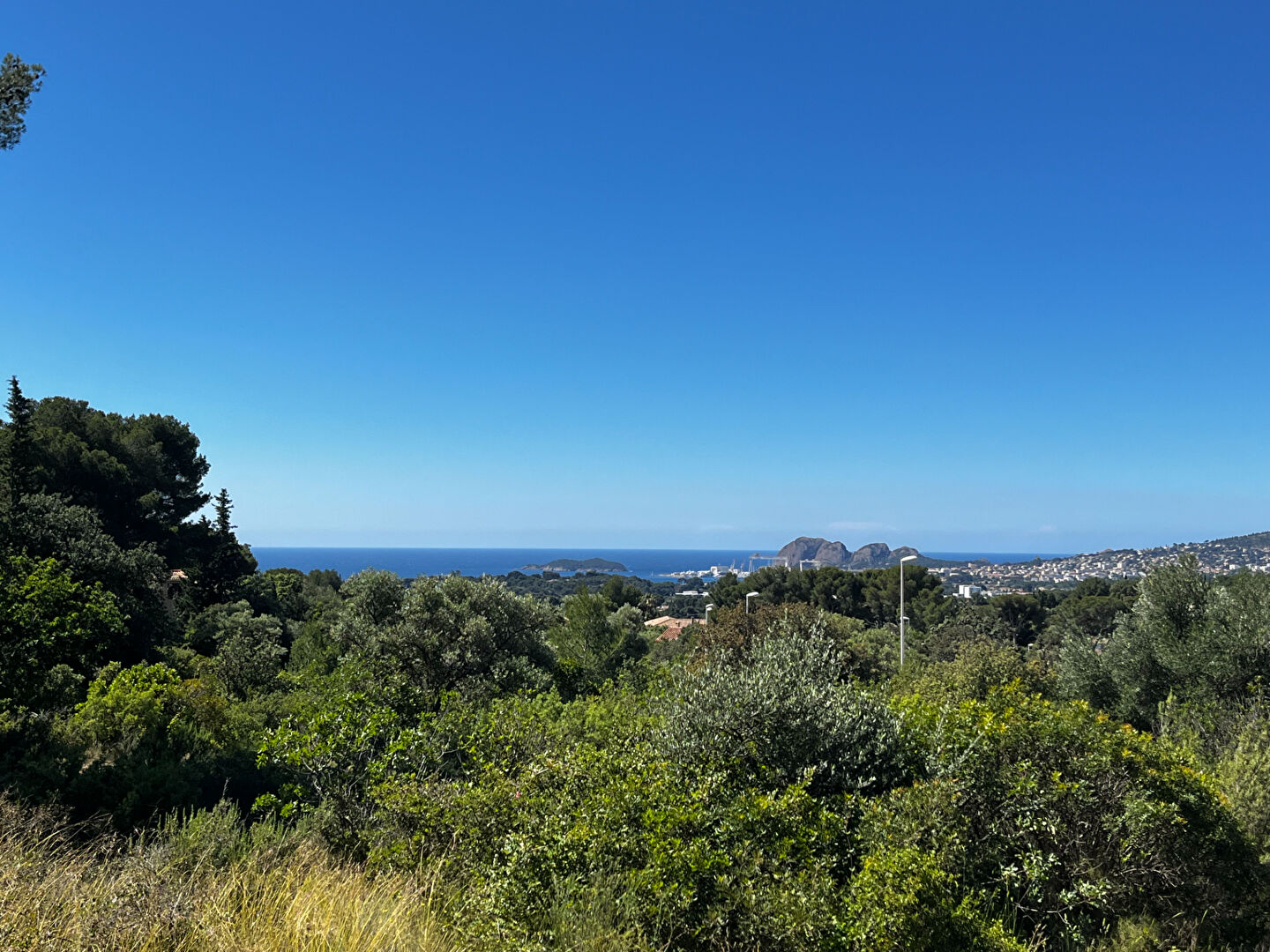 Photo Terrain constructible de 1560 m2 avec vue mer à Ceyreste image 2/2