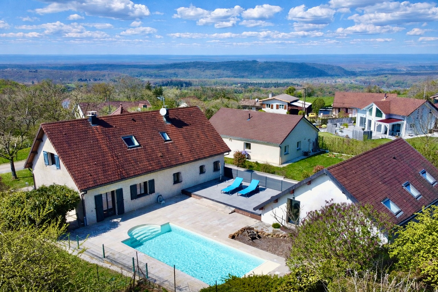 Propriété avec gîte indépendant, piscine et grand sous-sol - Abbans-Dessus