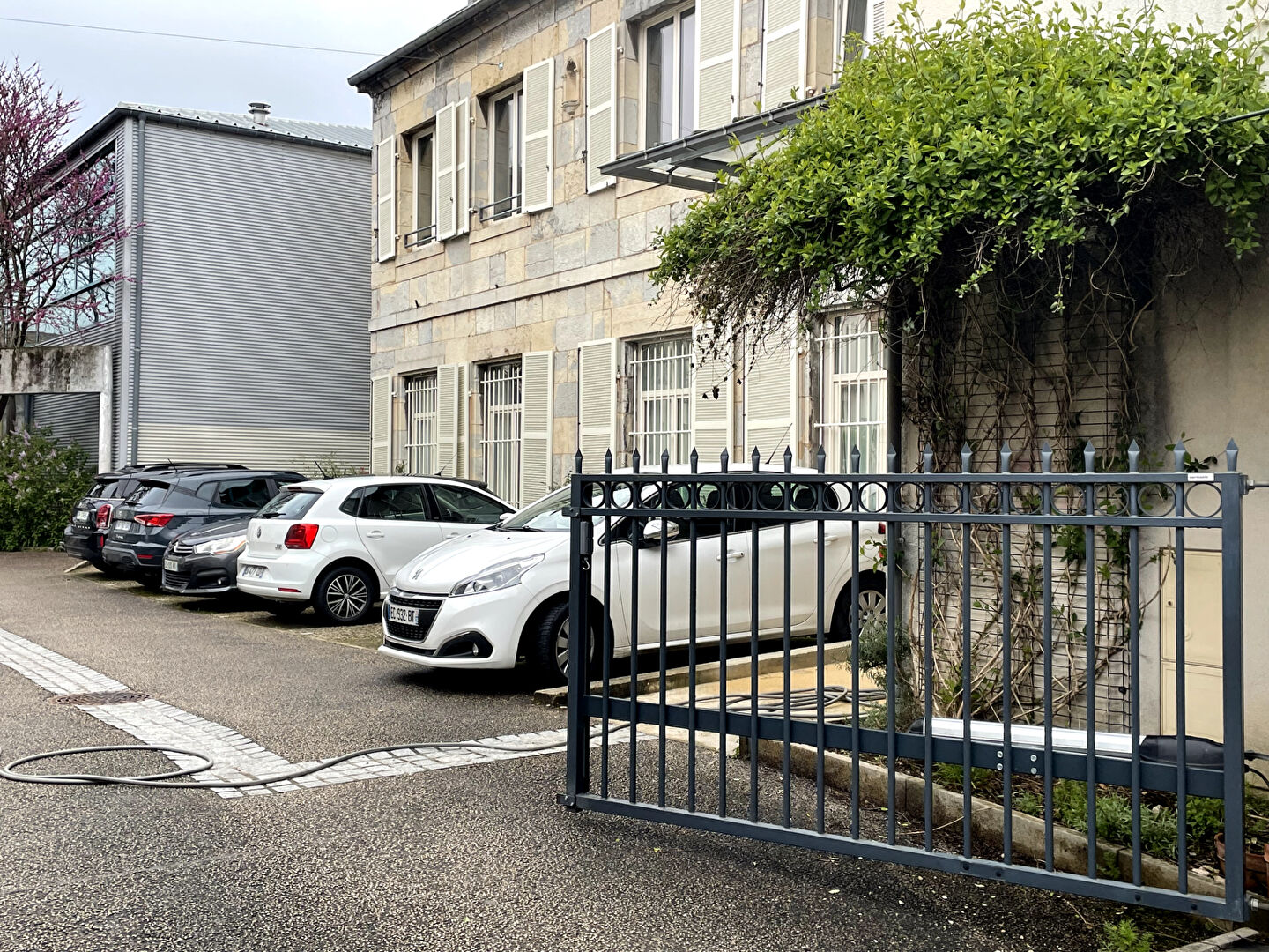 Centre ville : Place de parking dans cour intérieure