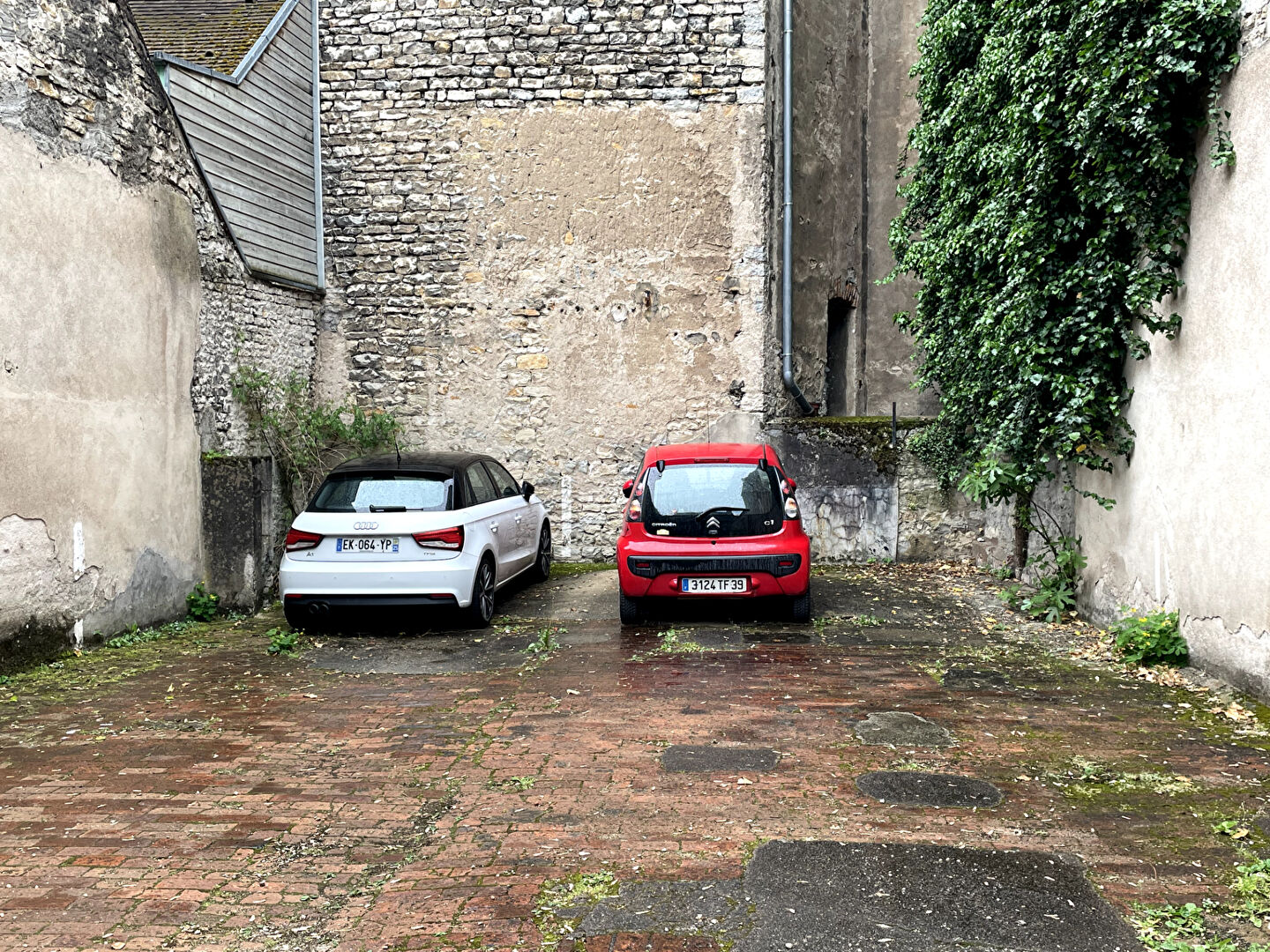 Centre ville : Place de parking dans cour intérieure