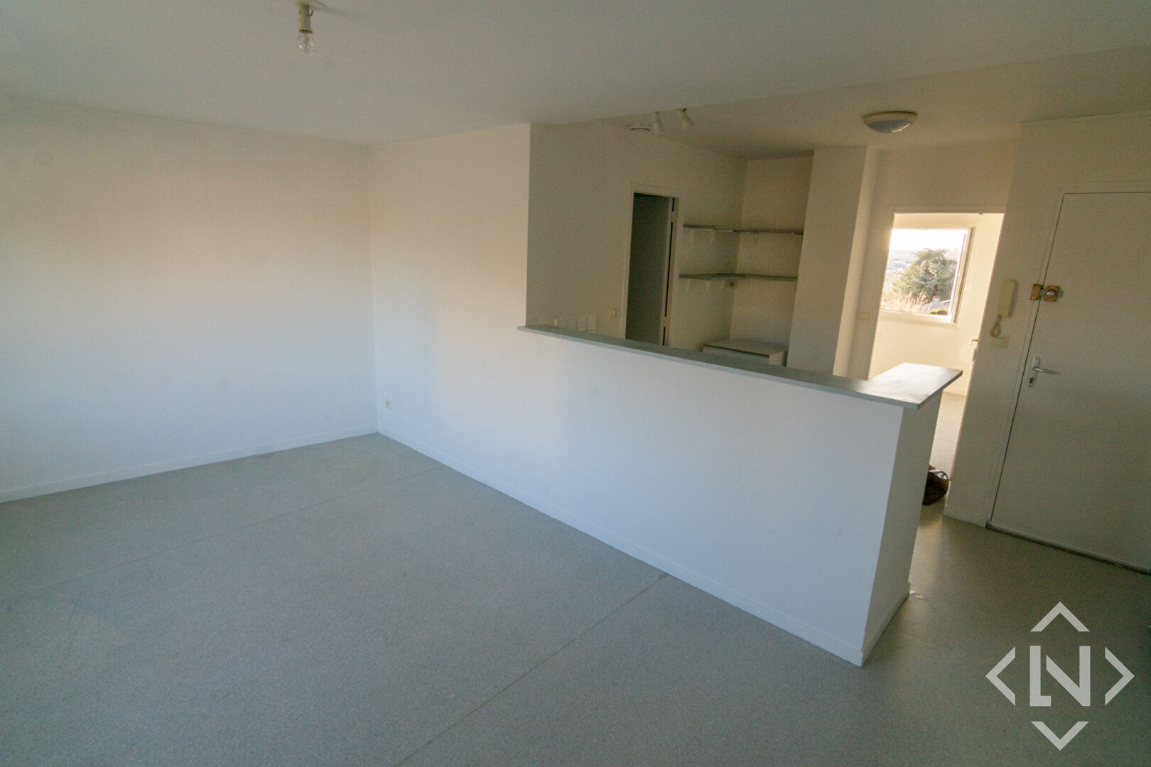 Photo A LOUER CAEN ABBAYE AUX DAMES APPARTEMENT F2 image 2/4