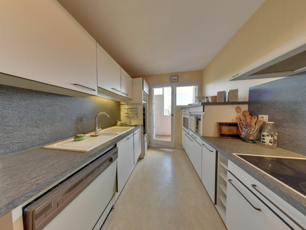 Photo Proche Allées de Morlaas, au calme Appartement en Dernier Etage, 4 pièces avec Balcon, cave, Parking et Garage image 3/6