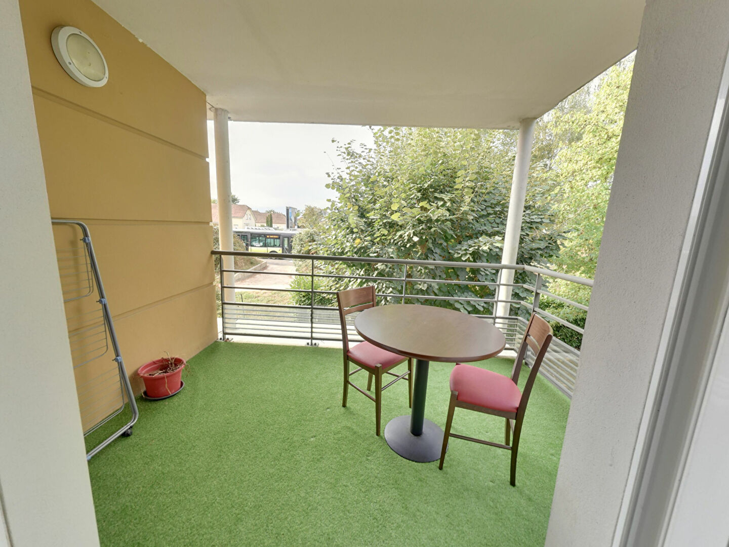 Photo Est de PAU, Haut d'IDRON Appartement récent 2 p Meublé avec Terrasse et Parking privé couvert et sécurisé image 2/6