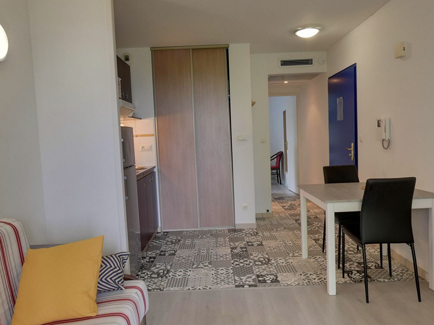 Photo Est de PAU, Haut d'IDRON Appartement récent 2 p Meublé avec Terrasse et Parking privé couvert et sécurisé image 4/6