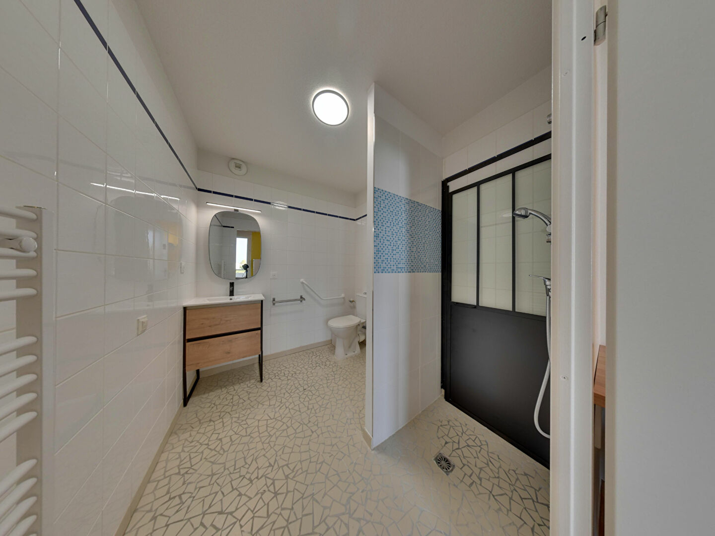 Photo Est de PAU, à 10mn des Facs et du Centre Ville, Quartier Haut d'IDRON, T1 Meublé avec Terrasse et parking privé en Résidence récente Sécurisée image 5/6