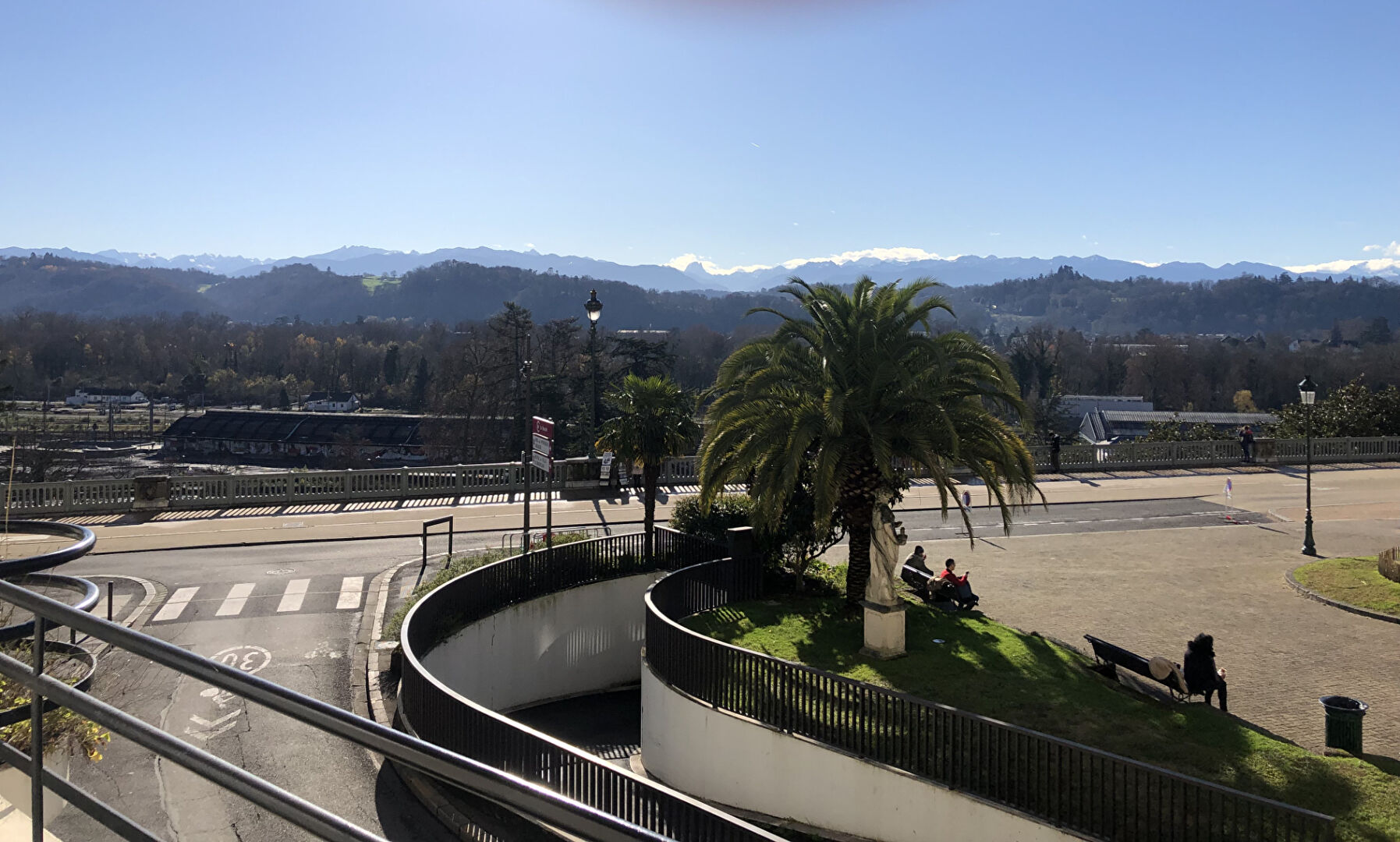 Photo Situation privilégiée face aux Pyrénées en Hyper Centre pour ce sublime T3 avec balcons et parking privé sécurisé image 2/6