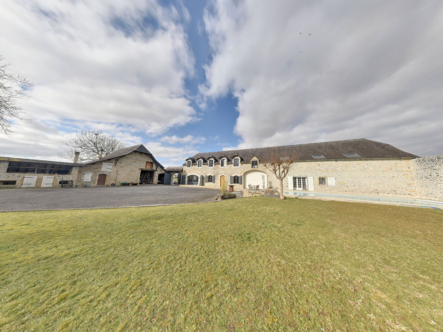 Plaine de Nay, Authentique Enclos Béarnais entièrement rénové face aux PYRENEES sur plus de 2ha de prairie