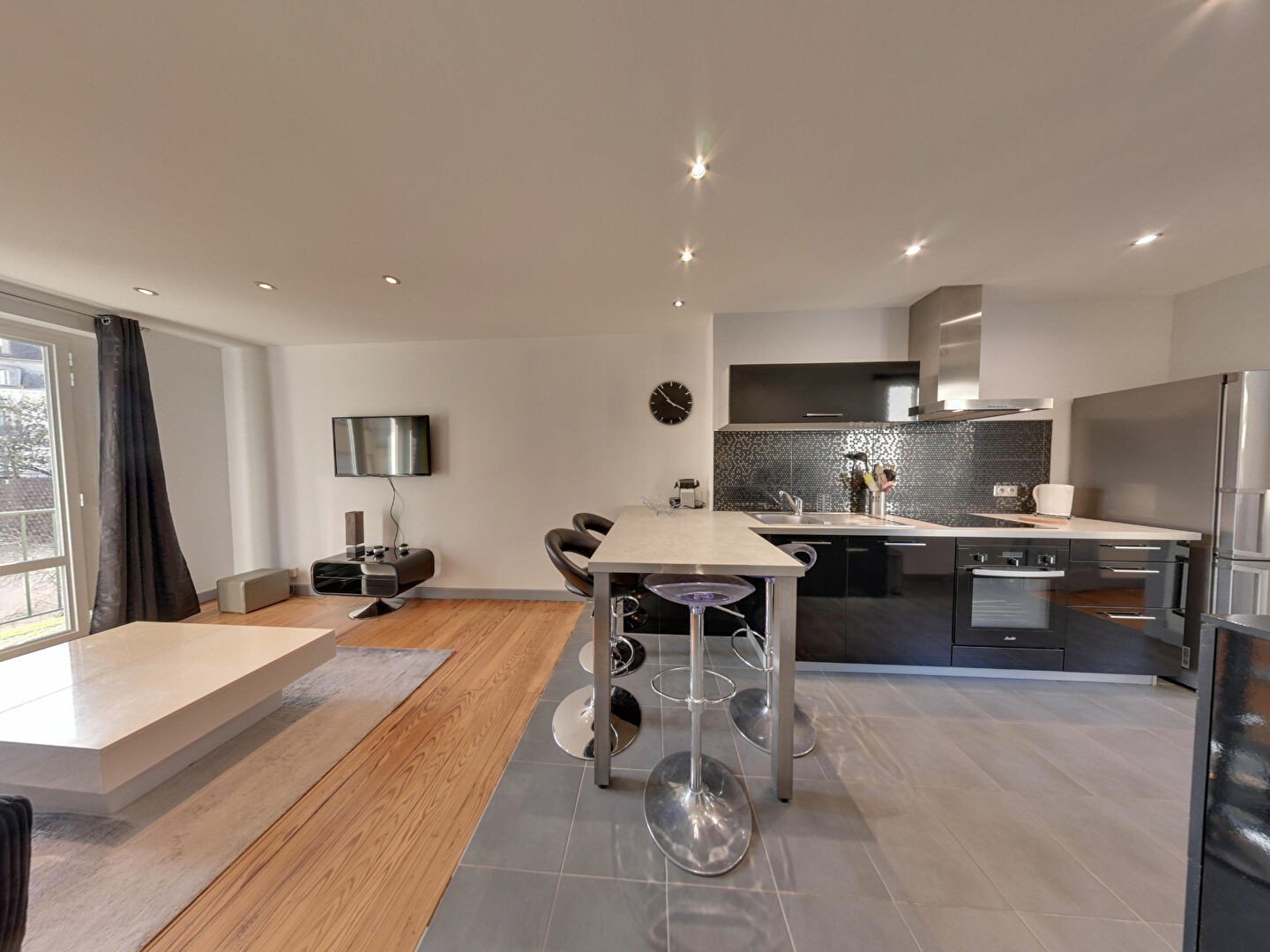 Photo Hyper Centre-Ville Quartier HALLES, en Dernier Etage, T3 Meublé avec Grand Balcon Sud image 2/6