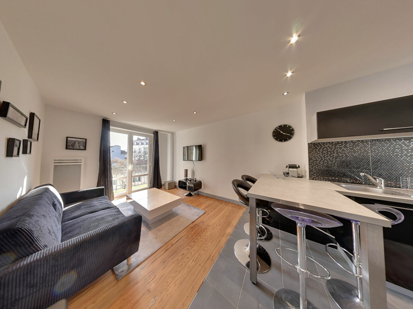 Photo Hyper Centre-Ville Quartier HALLES, en Dernier Etage, T3 Meublé avec Grand Balcon Sud image 4/6